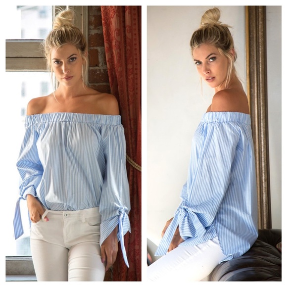 EVIEcarche Tops - 🦋MAKE AN OFFER!🦋Blue And White Striped Top